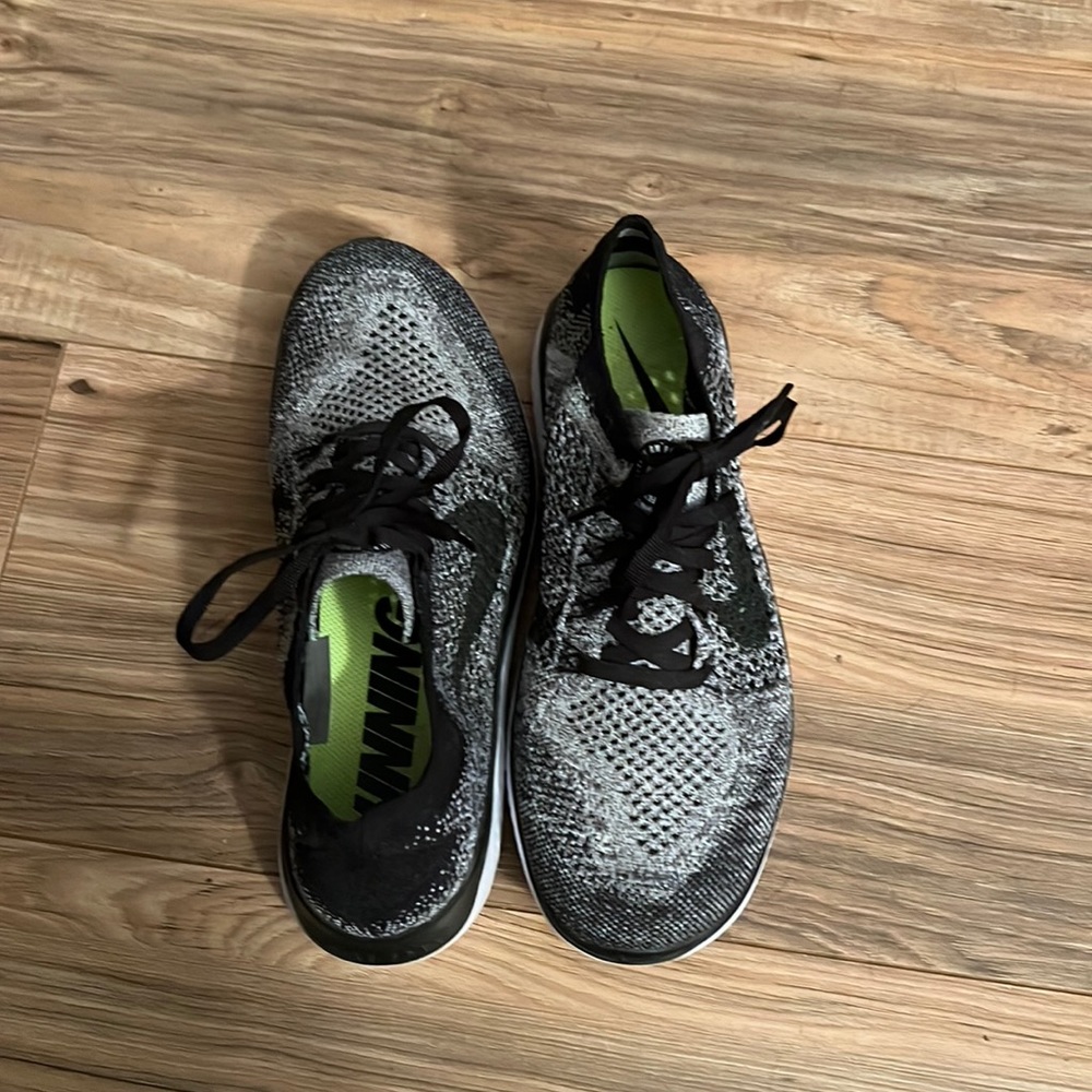 Women’s Nike free black sneakers size 8.5